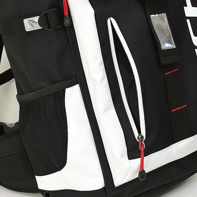 Motorradrucksack. Bietet Platz für einen ganzen Helm, mehrere Fächer.