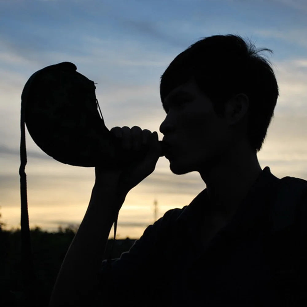 Outdoor-Wasserflasche 800 ml mit Schultergurt für Wanderungen und Rucksacktouren